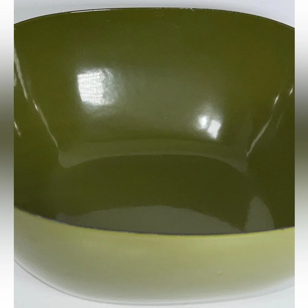 CATHRINEHOLM 1960s avocado green enamel salad bowl mid century kitchen 9.75”wide
